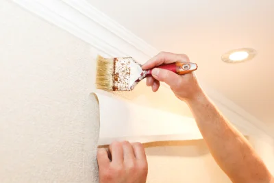Pose de papier peint à Poudis — revêtements muraux et toiles de verre
